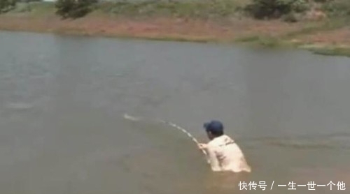 大叔钓大鱼被拉入河中不忍放弃,为了大鱼命都不要了