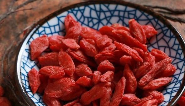 枸杞配“一宝”,半个月下来,色斑淡了,睡眠好了,皮肤白皙红润