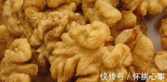 原来核桃上有个“小机关”，找到之后，轻轻一拧就剥开，太厉害了！