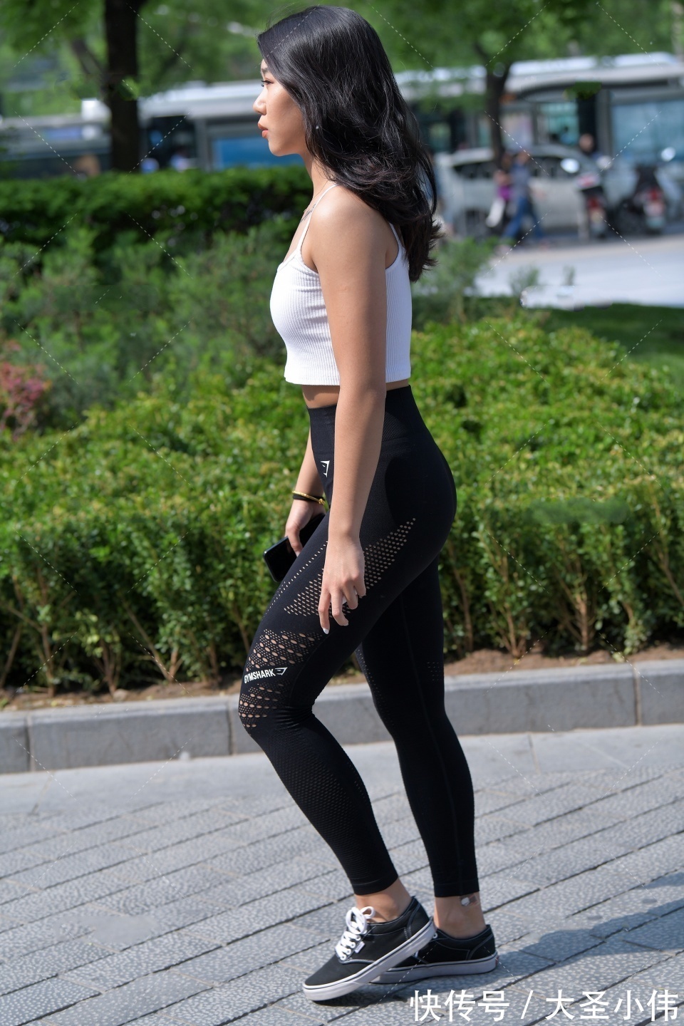 美女|美女街拍:白色小吊带搭配镂空修身裤,清凉舒适,气质独特