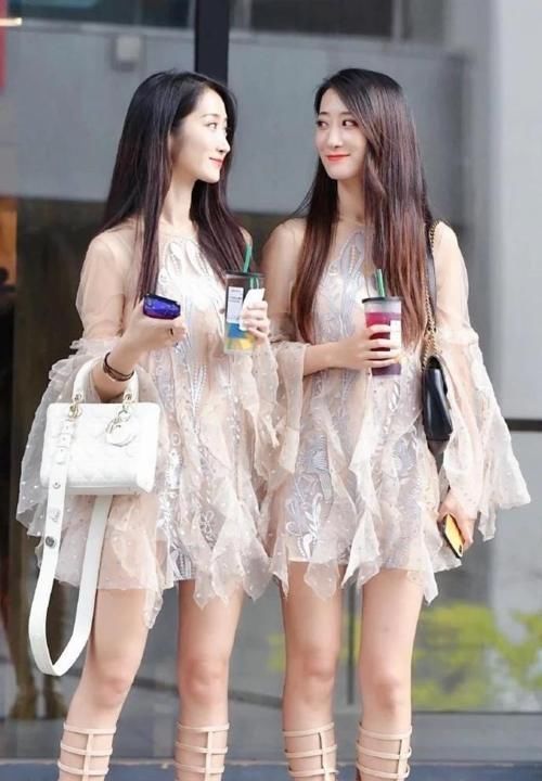 姐妹|美女模特:姐妹搭配风格魅力四射,泡泡袖网纱连衣裙,又纯又欲