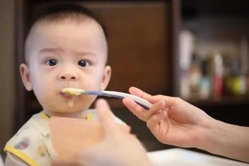 面条|妈妈给娃做的饭VS奶奶给娃做的饭，娃：米汤面条鸡蛋，我吃够了