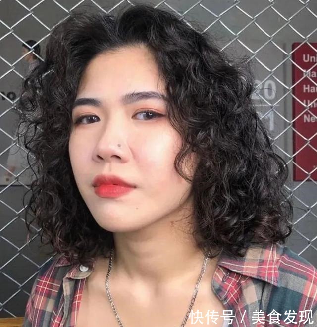 洋气 今冬流行烫满头发型20多款,时尚还保暖,烫完真洋气!