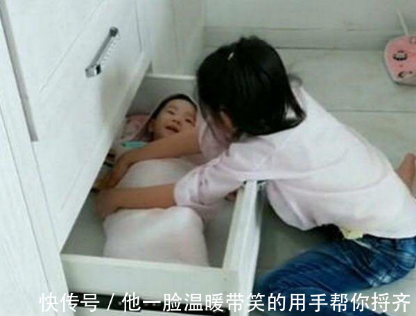 哥哥|哥哥写作业被干扰,无奈将捣乱妹妹“封印”在书桌上,网友:无情