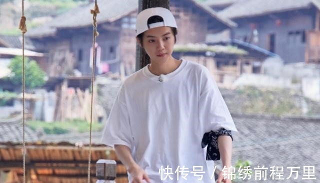 蘑菇|《向往3》晒鹿晗新海报,大裤衩洞洞鞋,上身时尚下半身接地气