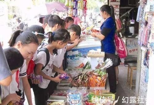 零食|高铁上，3岁男孩看到乘务员吃零食就迈不开腿，网友：真心顶不住