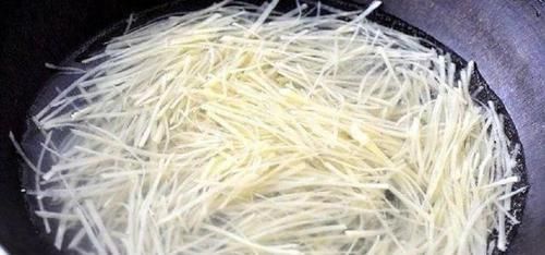 爽脆|做凉拌土豆丝,别着急焯水!多加这一步,土豆丝爽脆好吃不变黑