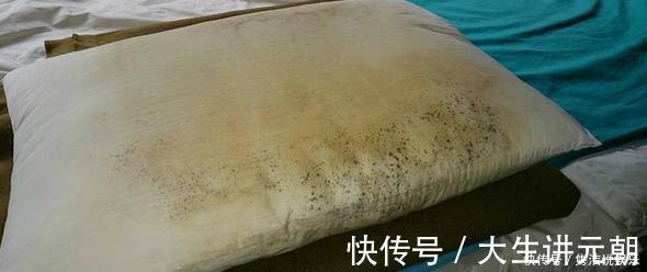睡眠质量|枕头发黄变脏别急着扔！往清水里加点它，枕头洗得像新买的一样