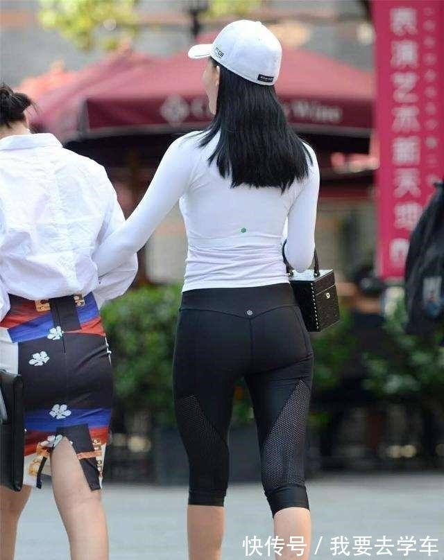 打底裤 白色露脐小背心搭配黑色打底裤,基础款服装搭配,体现出清爽气质!