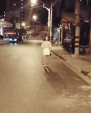 |搞笑GIF段子:等我有了钱,我也这样走路