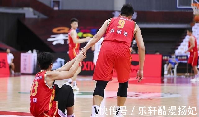 四川队|撞飞翻滚3米,CBA国手暴力犯规场面失控,莫科寒心怒喷马布里