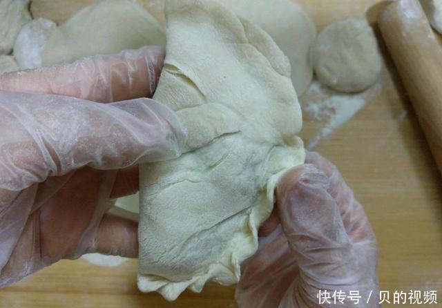 咬一口|此做法的韭菜盒子,薄皮大馅,咬一口满嘴香,越吃越上瘾