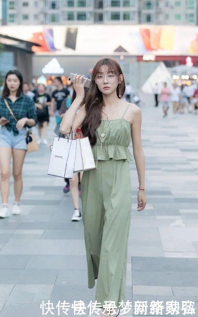 “阔腿裤”过时了,如今流行“裙装裤”,这样穿时髦又接地气!