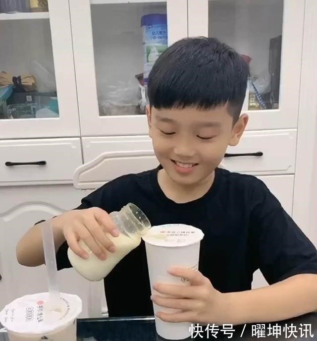 小哥哥|妹妹想喝哥哥的珍珠奶茶,哥哥用笔给妹妹“画”了一杯,妈妈笑翻