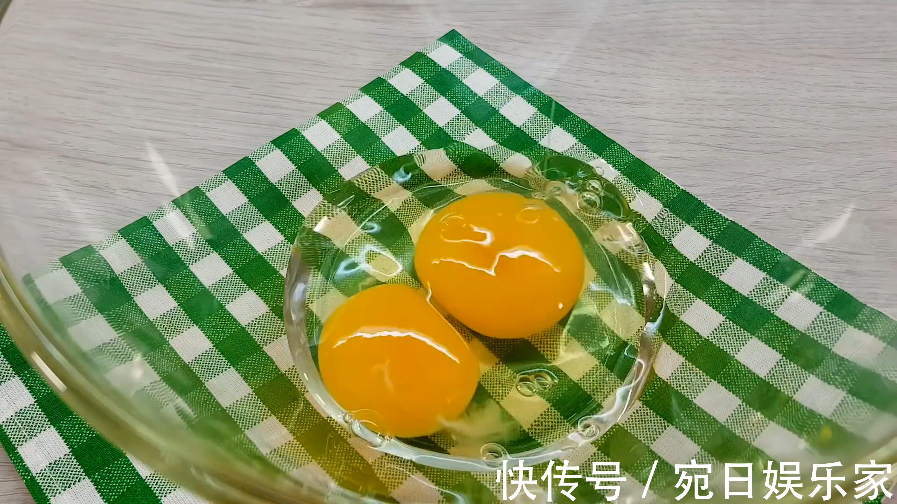 泡打粉|蛋糕懒人做法，不需要打发蛋白，照样松软香甜，蛋香味十足