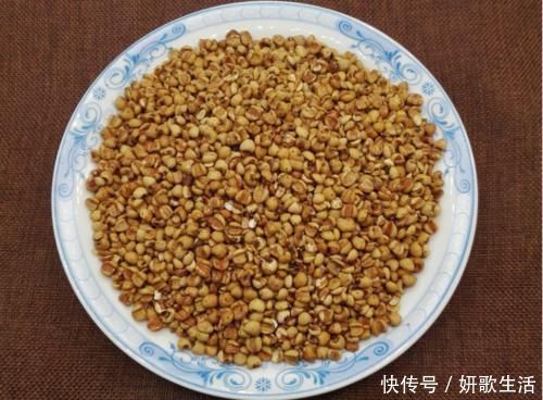 湿气|把薏米放在锅中炒一炒，每天抓上一把泡水喝，让体内的湿气跑光光