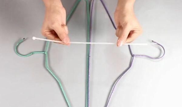 晾晒|衣架上绑一根扎带,放在阳台太实用了,解决了家家户户的大烦恼!