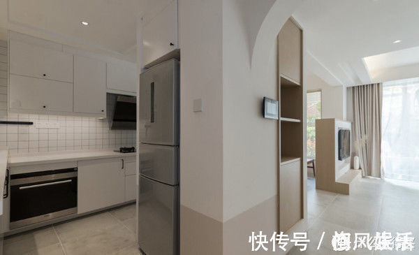 墙面|这对夫妻很有远见,买下120平复式小楼,客厅开阔还有双储物间