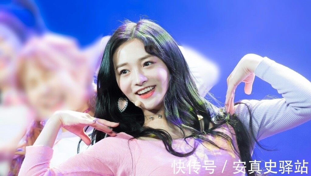 周洁琼唱歌跑调、舞蹈拉垮背后，讽刺了多少“全能艺人”的梦？