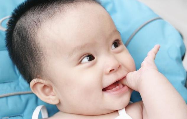 月龄|宝宝喜欢吃手,对智力发育有帮助,但这个月龄后还再吃手,要管了