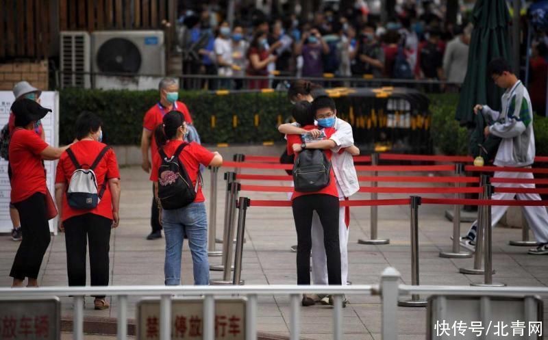 北京青年|人大附中送考团一片“红”今年每3考场设1家长等候区