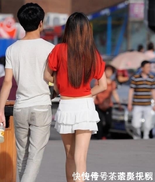 男子|红色上衣的美女“热情如火”,走路主动与男子“搭肩”