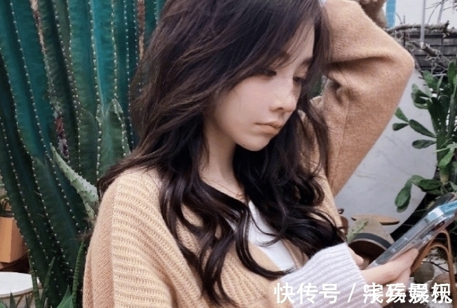 |冯提莫挑战一二三木头人,搞笑表情抢镜,网友:赶快get同款游戏