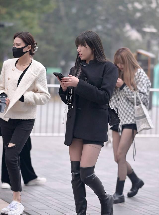 秋冬 黑色丝袜搭配长靴,秋冬季节要过得不一样,你会怎么搭配?