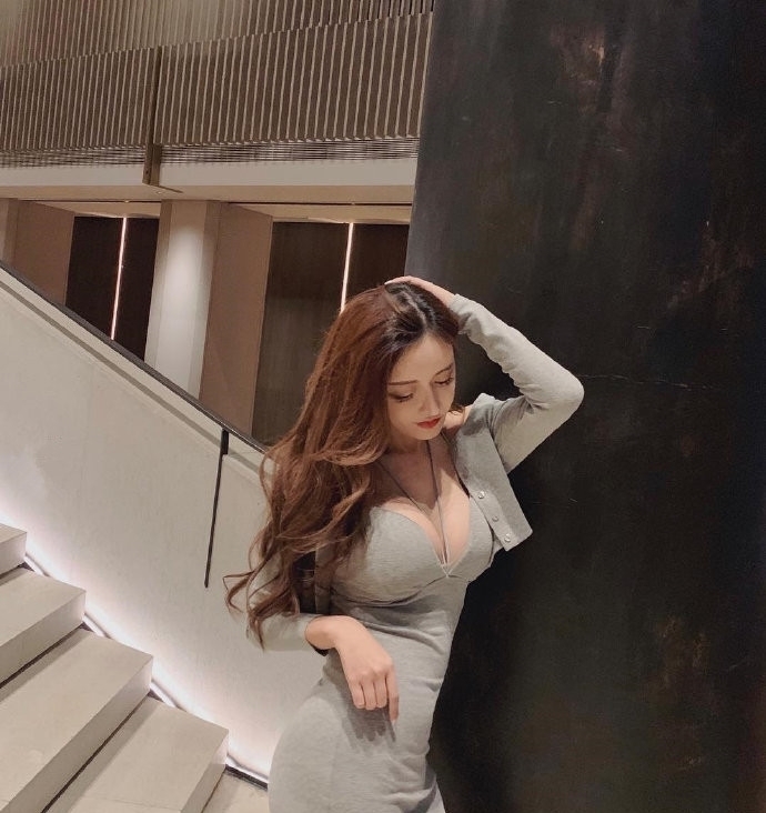 单品 高挑靓丽的小姐姐,紧身牛仔裤的穿搭,更显性感的气质!