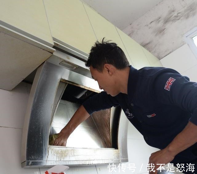 油烟机油污又厚又黏别只知道小苏打,教你3招,一喷一擦就搞定!