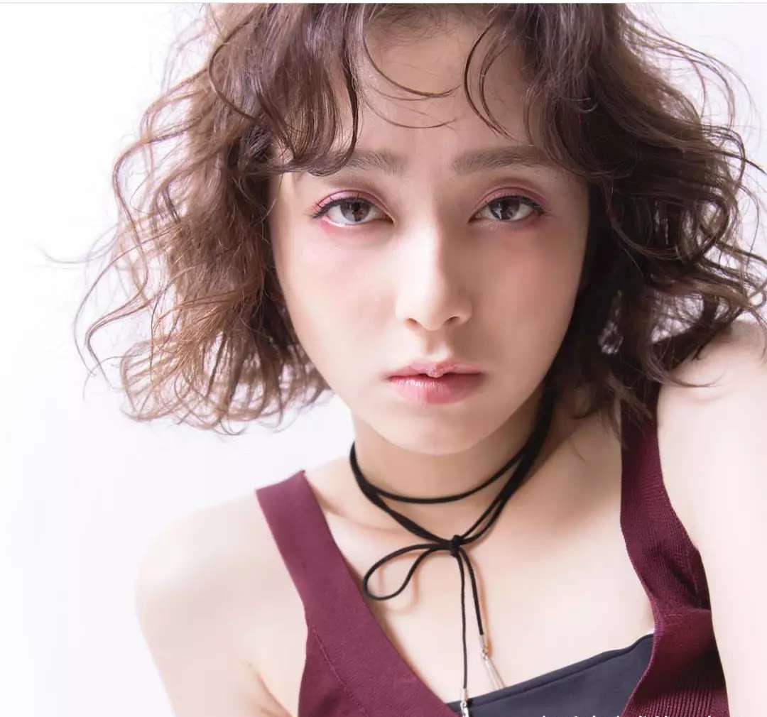 蓬松感|头发细软、发量少、额头高,适合什么发型?剪短烫卷,别无他法