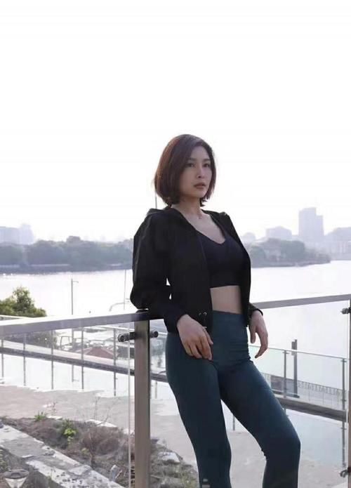 紧身裤|藏青色包臀紧身瑜伽裤的美女，玲珑身材，你看到心动了吗？