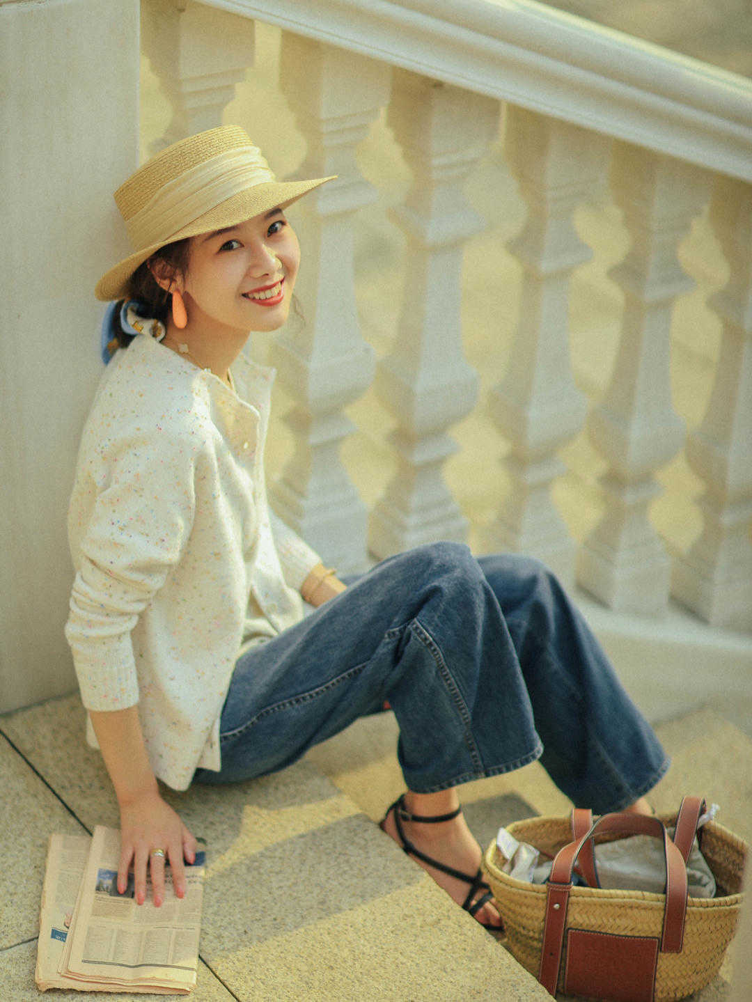 搭配|日常不用穿得太花哨,T恤搭配牛仔裤,法式穿搭依然能成为焦点