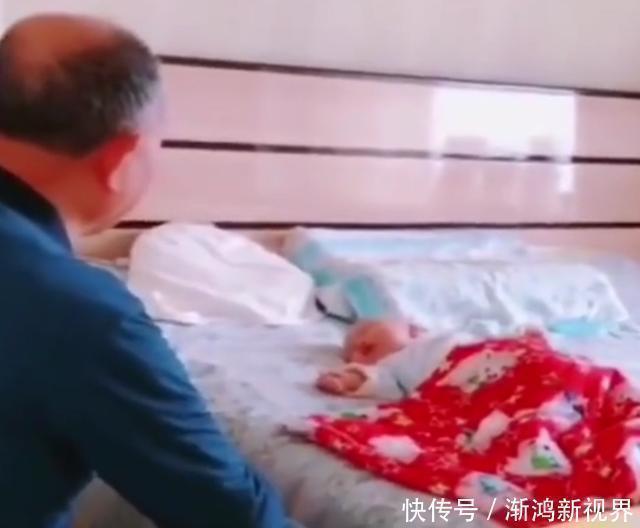 妈妈|宝宝出生后回家，爷爷盯着孙女看了1小时，画面太美妈妈不忍破坏