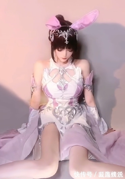 小舞|没穿丝袜的小舞COS来了,第二个姿势,难度系数高,没有几人做到