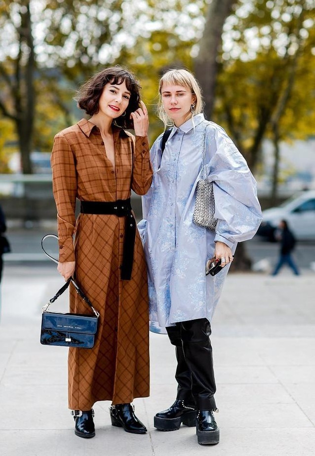 女生|最近流行“显瘦穿搭”, 叫宽松皮裤搭配法, 欧美街头女生也在穿