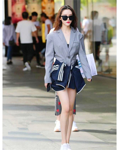 街拍:黑色大墨镜,灰色V领小西装,酷酷的表情最炫目