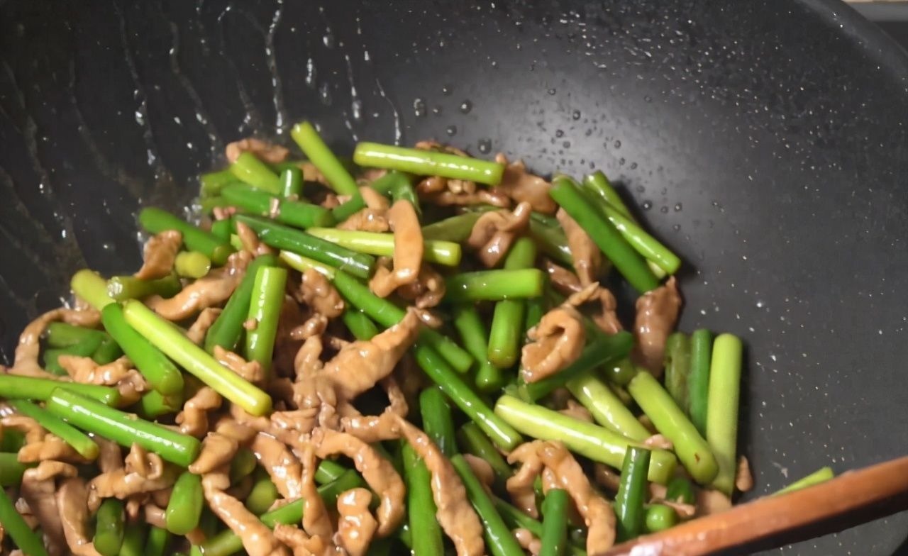 不论炒啥肉，都别直接下油锅，学会这2招，肉香不柴也不腥