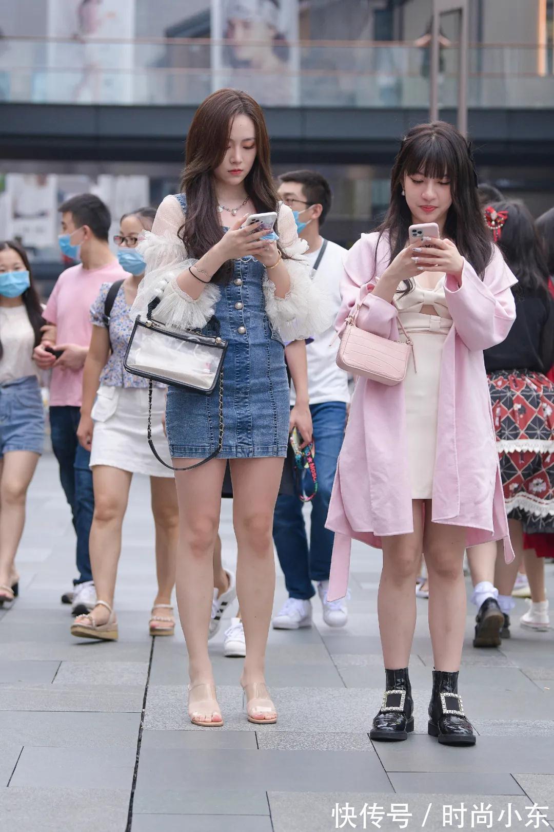 美女 高跟牛仔裙小美女,聚精会神看手机