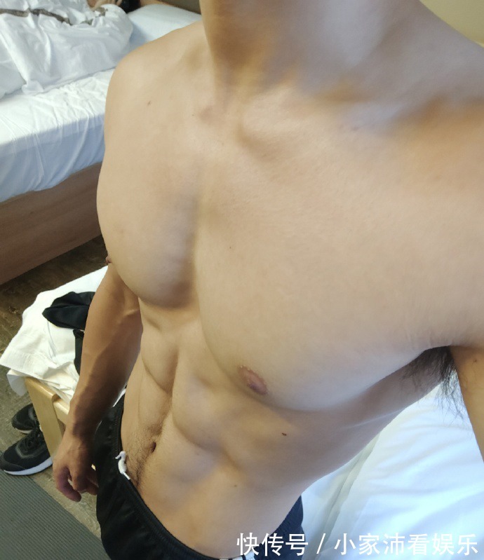 毕业|大学四年练就满身肌肉,毕业即巅峰,一口气拍了十套写真!