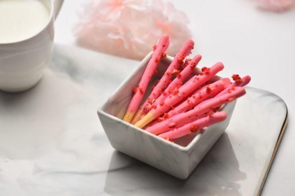 美味签到——吃过都说好的详细步骤｜草莓百奇棒