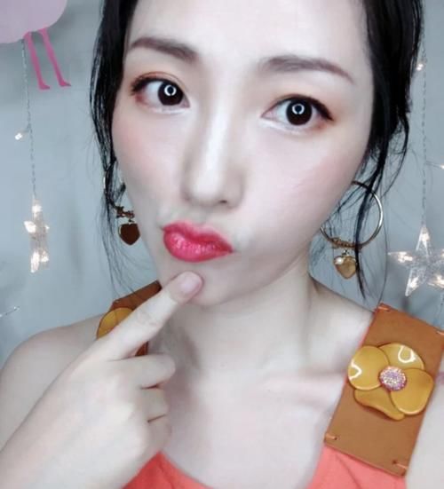 这些口红颜色很漂亮，特别适合黄皮MM使用，有效提升气色超显白