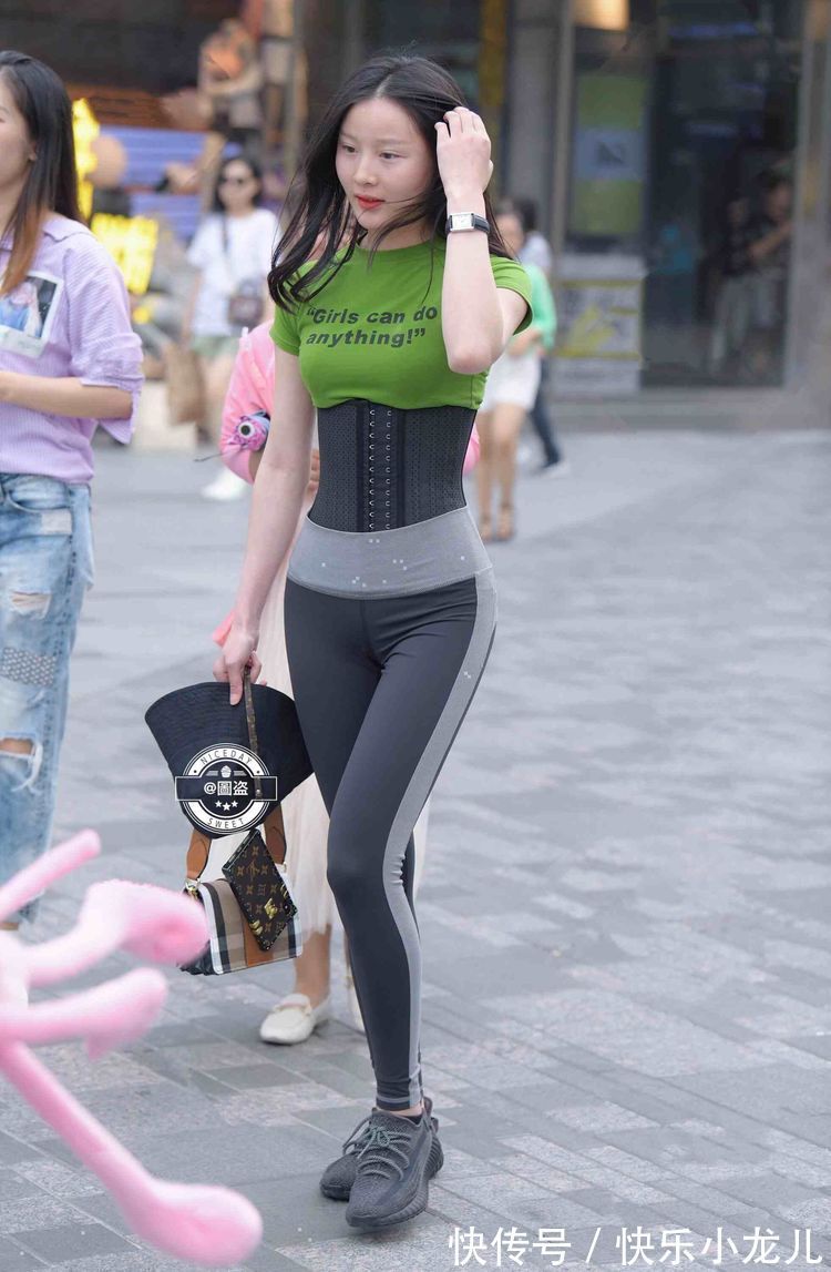 窈窕 独特优雅的打底裤装扮简约不失高端,勾勒出窈窕身姿,时尚成熟