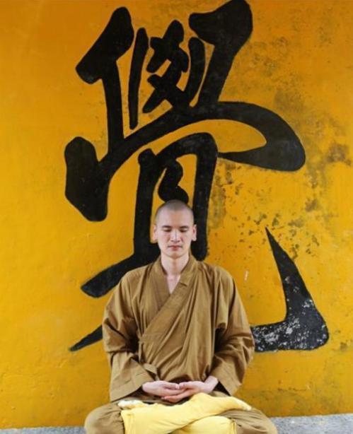 富婆@他是中国最帅的和尚,被百名富婆猛追,因一首歌遁入空门