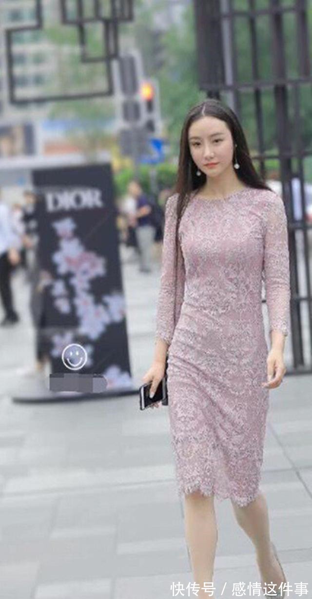 高跟鞋 小姐姐一袭粉色包臀裙凸显曼妙身姿,搭配尖头高跟鞋,吸睛又亮眼!