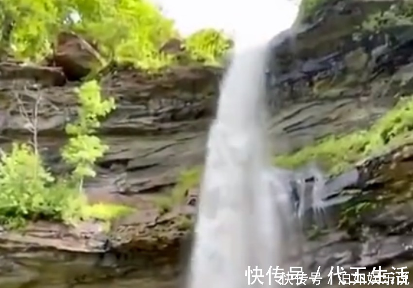 爸爸|爸爸带娃第一次“看瀑布”，娃的表情亮了，网友满眼都是小星星