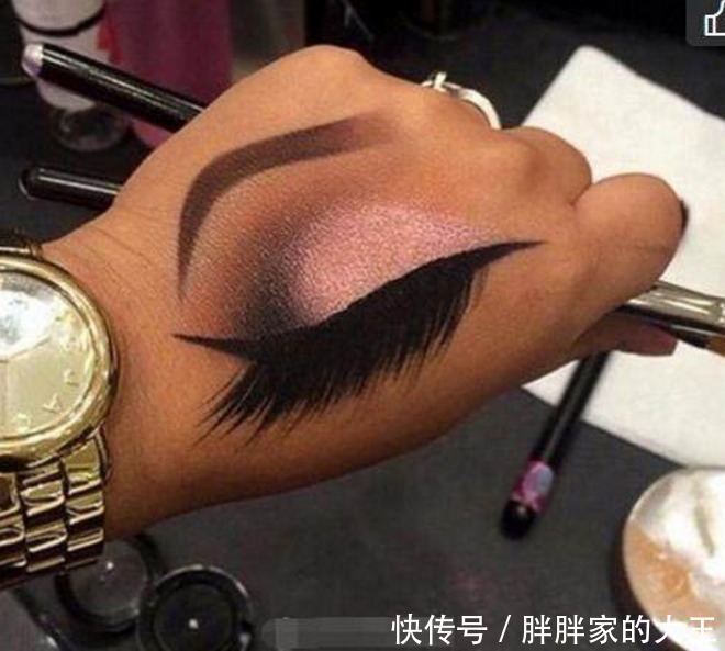 女子化妆品店买眼影,店员用这种方式试眼影,让顾客叹为观止!