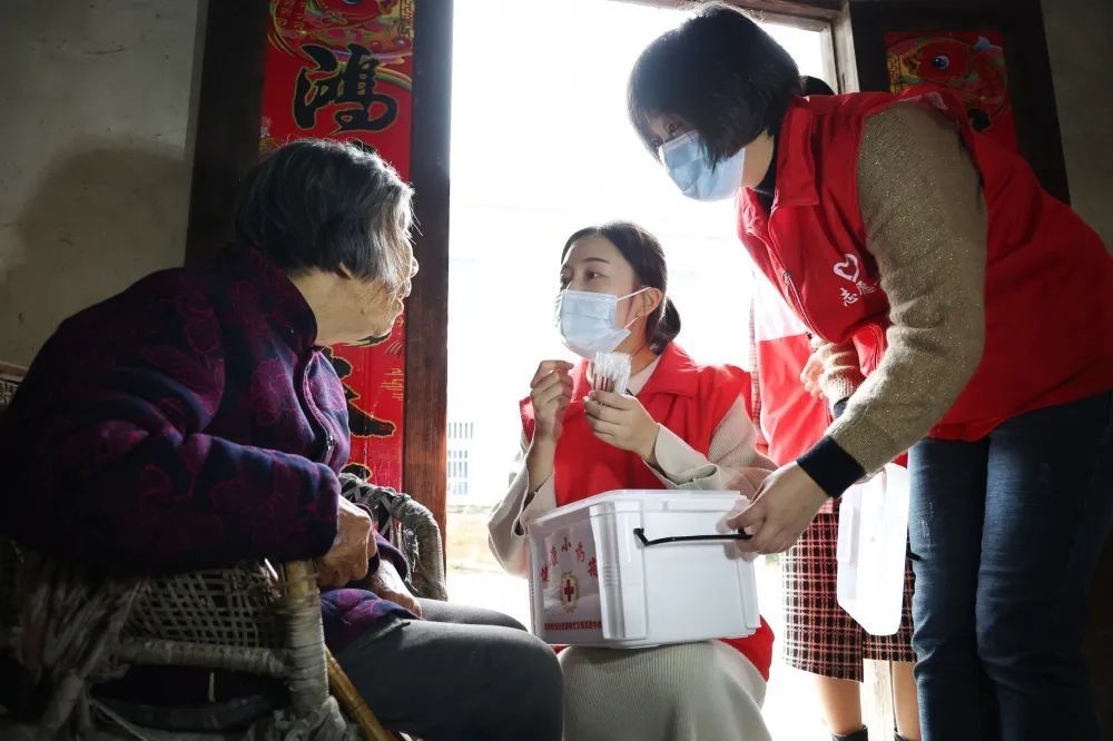 潘小花|健康小药箱打开亲民 “连心门”