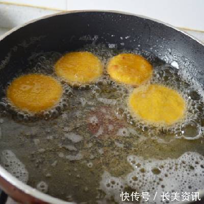 冬天最馋的就是这道南瓜饼，香甜糯口回味无穷，隔壁小孩都馋哭了