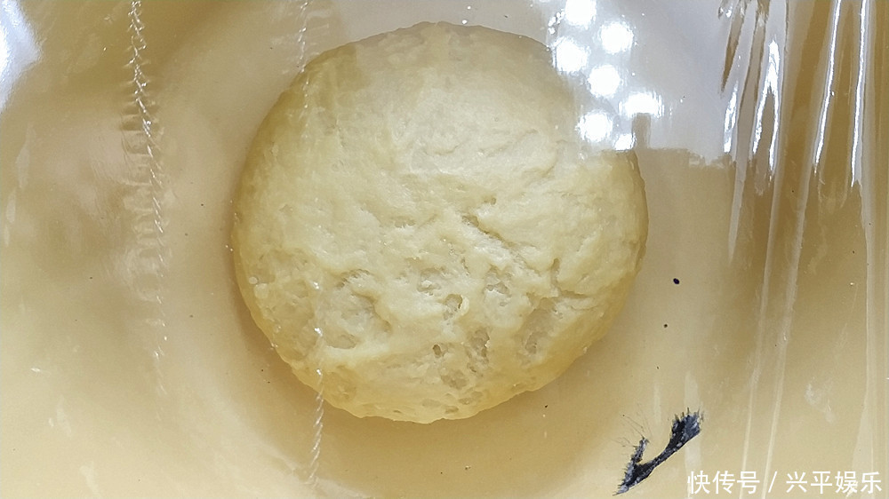  只要有面粉和鸡蛋，就可以做面包，做法简单，口感疏松，好吃香甜